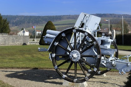 France, Meuse (55), Verdun, canons de la première guerre mondiale devant le cimetière militaire du Faubourg-Pavé