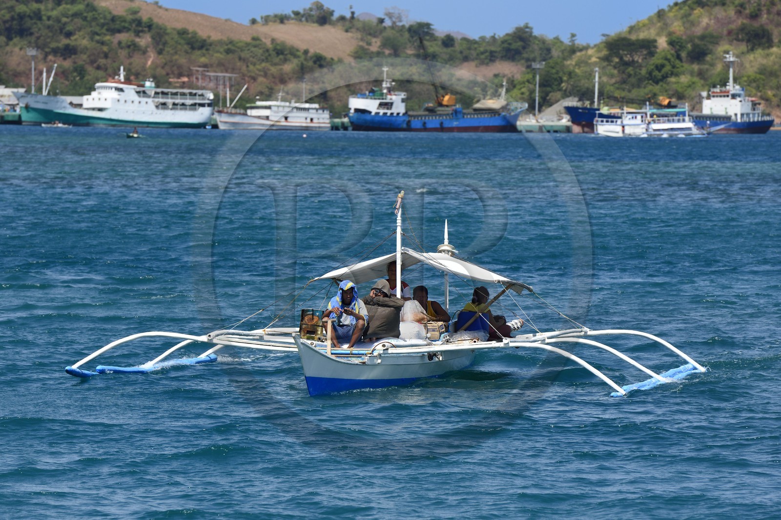 Philippines, Calamian Islands dans le nord de Palawan, Busuanga Island, ville de Coron, pirogue à balancier devant le port de commerce
