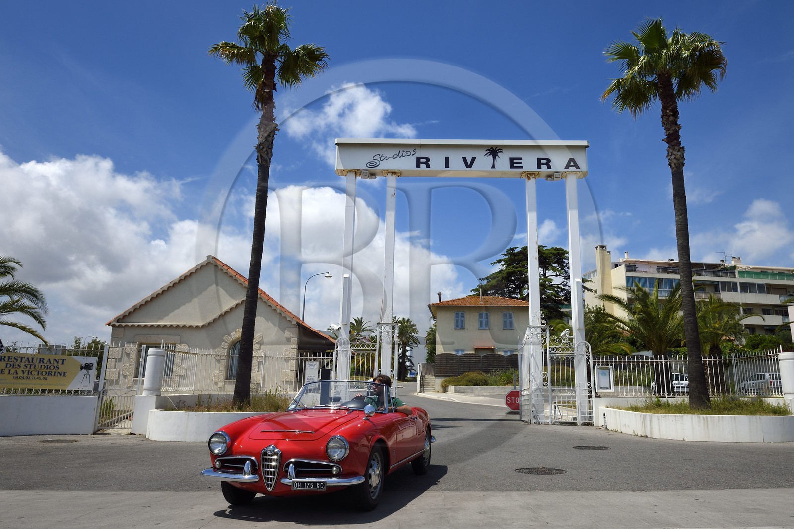 France, Alpes-Maritimes (06), Nice, Alfa Romeo Giulietta décapotable de collection quittant les studios Riviera anciennement studios de la Victorine