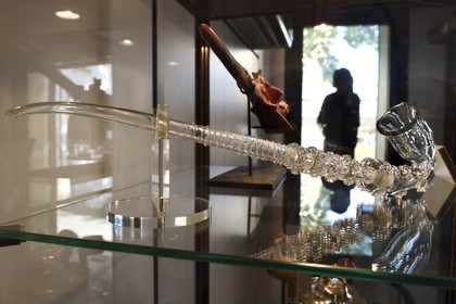 France, Dordogne (24), Périgord Pourpre, Bergerac, Musée d’anthropologie du tabac dans la Maison Peyrarède édifiée en 1604, pipe en verre, verre soufflé de la fin XIXème siècle