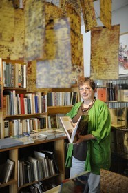 France, Nièvre (58), La Charité-sur-Loire, la ville du livre, la libraire Denise dans son magasin Haz'Art