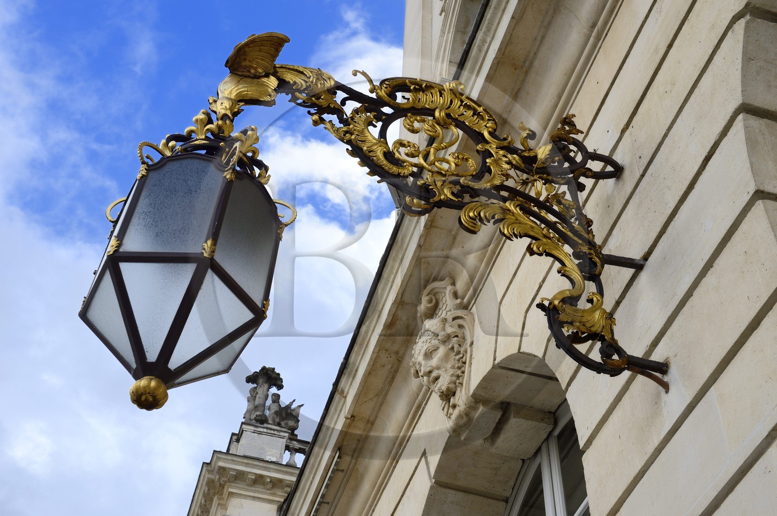 France, Meurthe-et-Moselle (54), Nancy, place Stanislas (ancienne Place Royale) construite par Stanislas Leszczynski, roi de Pologne et dernier duc de Lorraine au XVIIIe siècle, classée Patrimoine Mondial de l'UNESCO, lanterne fabriquée par Jean Lamour