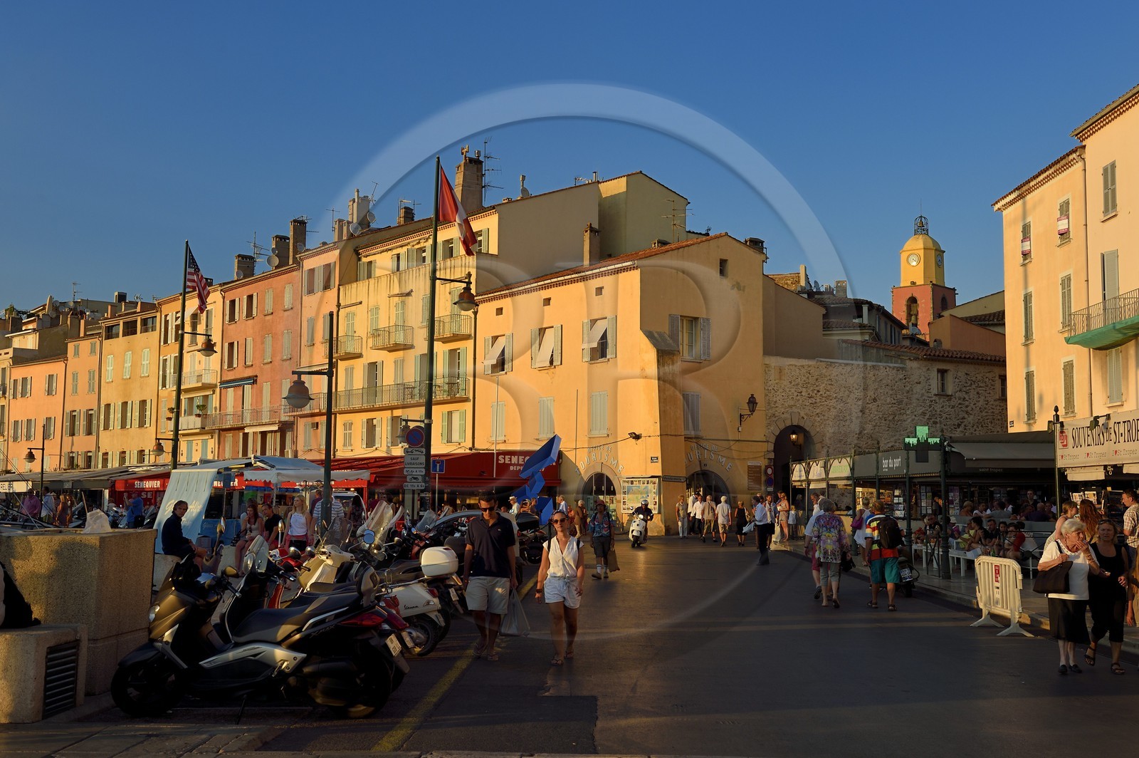 France, Var (83), Saint-Tropez, terrasse du café de Paris sur le quai Suffren