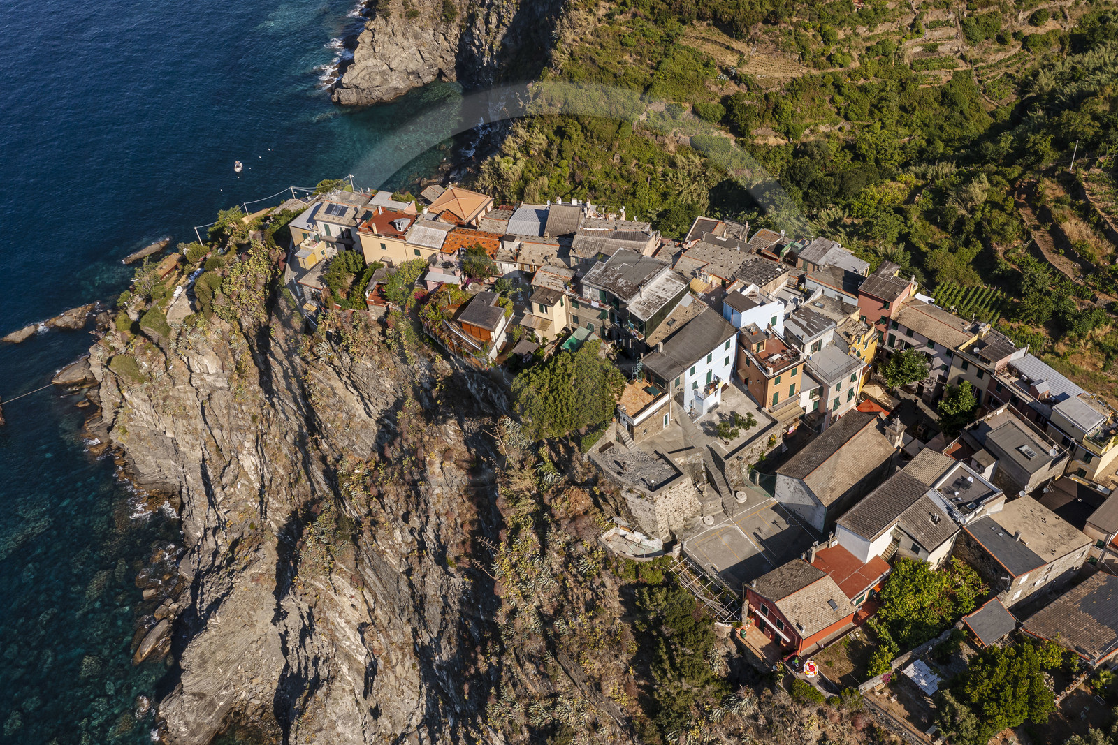 Italie, Ligurie, Cinque Terre, parc national des Cinque Terre classé Patrimoine Mondial de l'UNESCO, le village perché de  Corniglia située au sommet d'un promontoire surplombant la mer Méditerranée à environ 100 m d'altitude (vue aérienne)