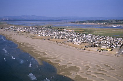 France, Aude (11), le village de Gruissan-Plage est composé de maisons bâtis sur pilotis et lieux de tournage du mythique 37°2 le matin de Beinex (vue aérienne)