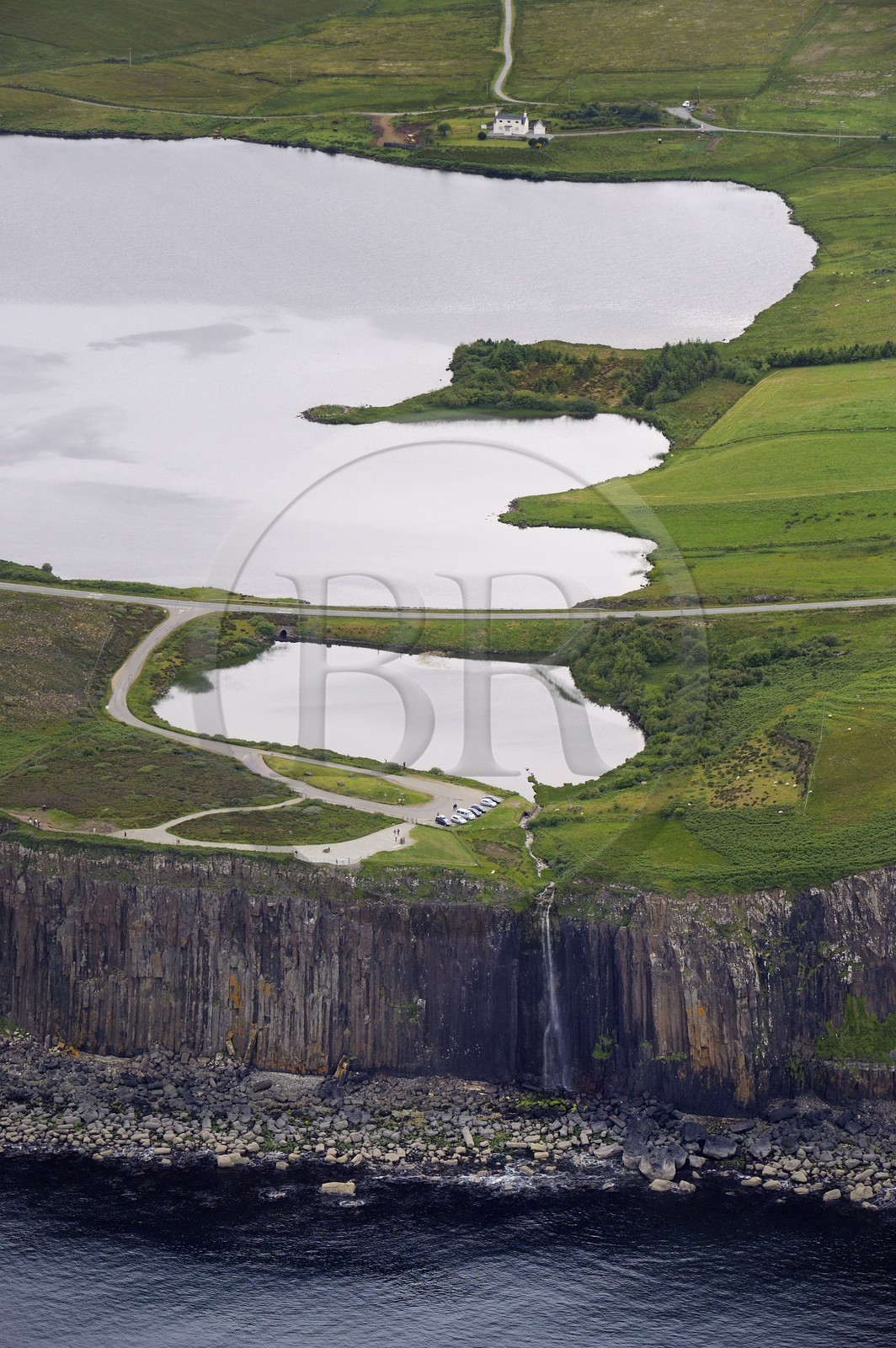 Royaume-Uni, Ecosse, Highland, Hébrides intérieures, Ile de Skye, péninsule Trotternish, lac et cascade de Kilt Rock (vue aérienne)
