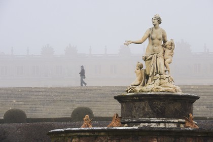 France, Yvelines (78), parc du château de Versailles, classé Patrimoine Mondial de l'UNESCO, statue de le Bassin de Latone dans la brume hivernale
