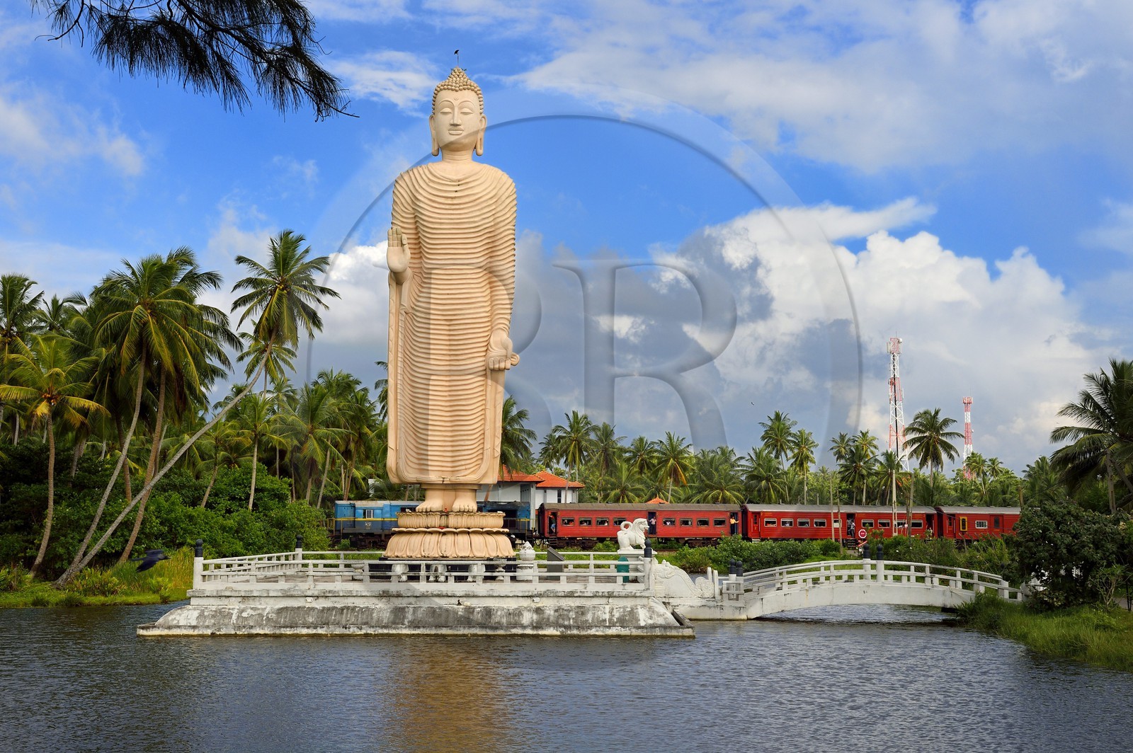 Sri Lanka, Province du Sud, region de Galle, Telwatta, Bouddha de Peraliya en memoire des nombreuses victimes du train bondé emporté par le Tsunami du 26 décembre 2004