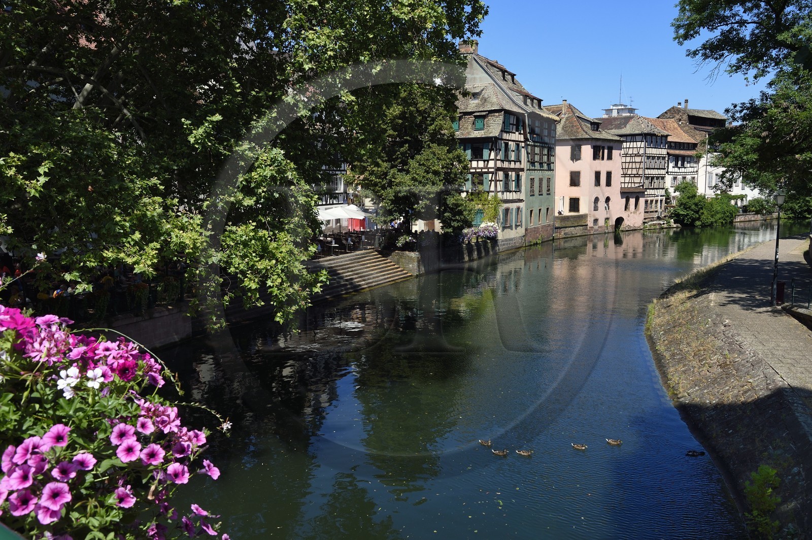 France, Bas-Rhin (67), Strasbourg, vieille ville classée au Patrimoine Mondial de l'UNESCO, quartier de la Petite France, quai de la Petite France