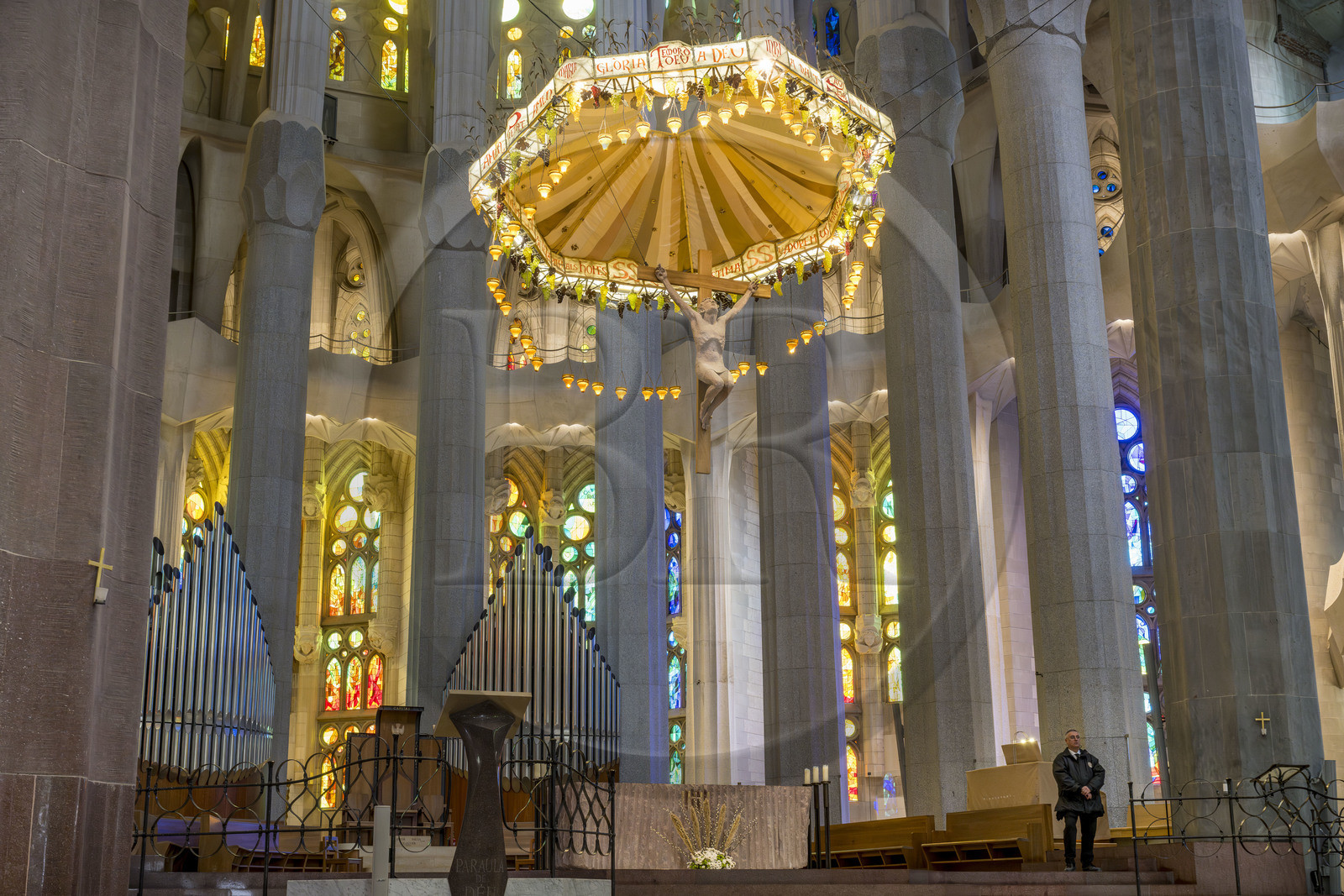 Espagne, Catalogne, Barcelone, quartier de l'Eixample, basilique de la Sagrada Familia de l'architecte du modernisme catalan Antoni Gaudi classée Patrimoine Mondial de l'UNESCO, le maitre autel dans le choeur