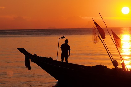 Thaïlande, Archipel îles Samui, île de Koh Pha-Ngan, barque de pêcheurs au coucher du soleil
