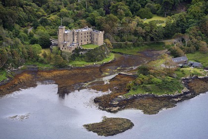 Royaume-Uni, Ecosse, Highland, Hébrides intérieures, Ile de Skye, chateau de Dunvegan du clan MacLeod (vue aérienne)