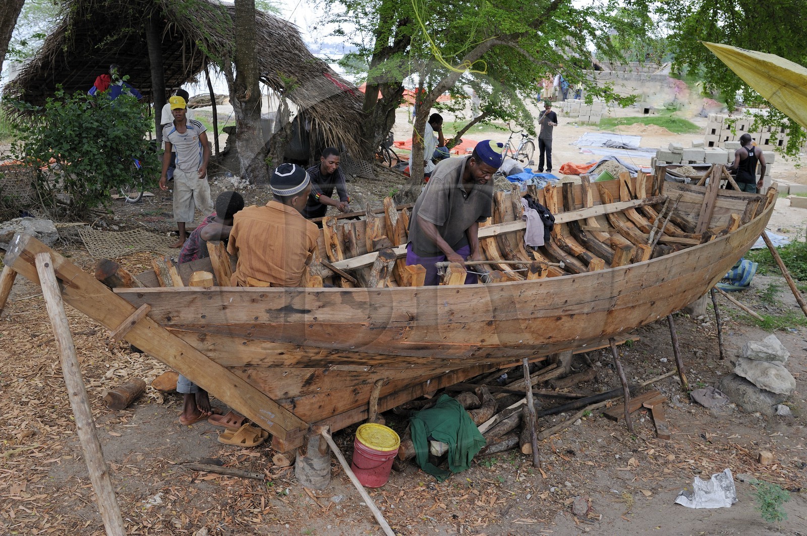 Tanzanie, archipel de Zanzibar, île de Unguja (Zanzibar), ville de Zanzibar, chantier naval près des ruines de Maruhubi Palace, fabrication d'un dhow