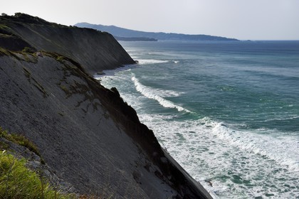 France, Pyrénées-Atlantiques (64), Pays-Basque, la Corniche Basque, Urrugne, la côte Atlantique vers Socoa, falaises de flysch France, Pyrenees Atlantiques, Basque Country coast, the Basque Corniche, Urrugne, the Atlantic coast towards Socoa, flysch cliffs