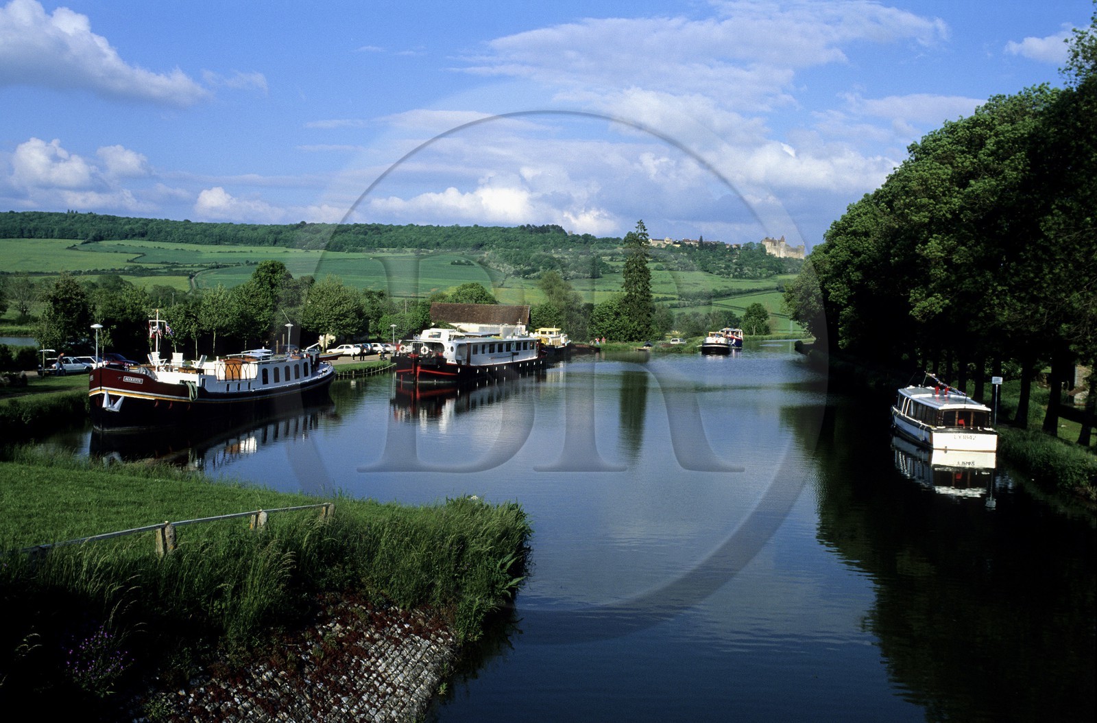 France, Côte-d'Or (21), le canal de Bourgogne au niveau du village de Châteauneuf-en-Auxois