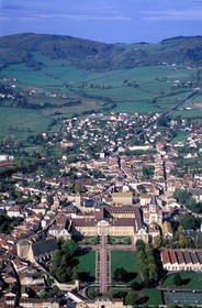France, Saône-et-Loire (71), Mâconnais, ancienne abbaye de Cluny et la vieille ville (vue aérienne)