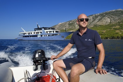 Croatie, Dalmatie, cote dalmate, bateaux de croisière au large de l'Ile de Brac, Bol, la plage de Zlatni Rat ou Corne d'or