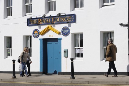 Royaume-Uni, Ecosse, région des Highlands, les Hébrides, île de Skye, port de Portree, un pub