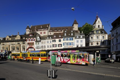 Suisse, Bâle, tram sur la Barfüsserplatz dominée par l'église Leonhards