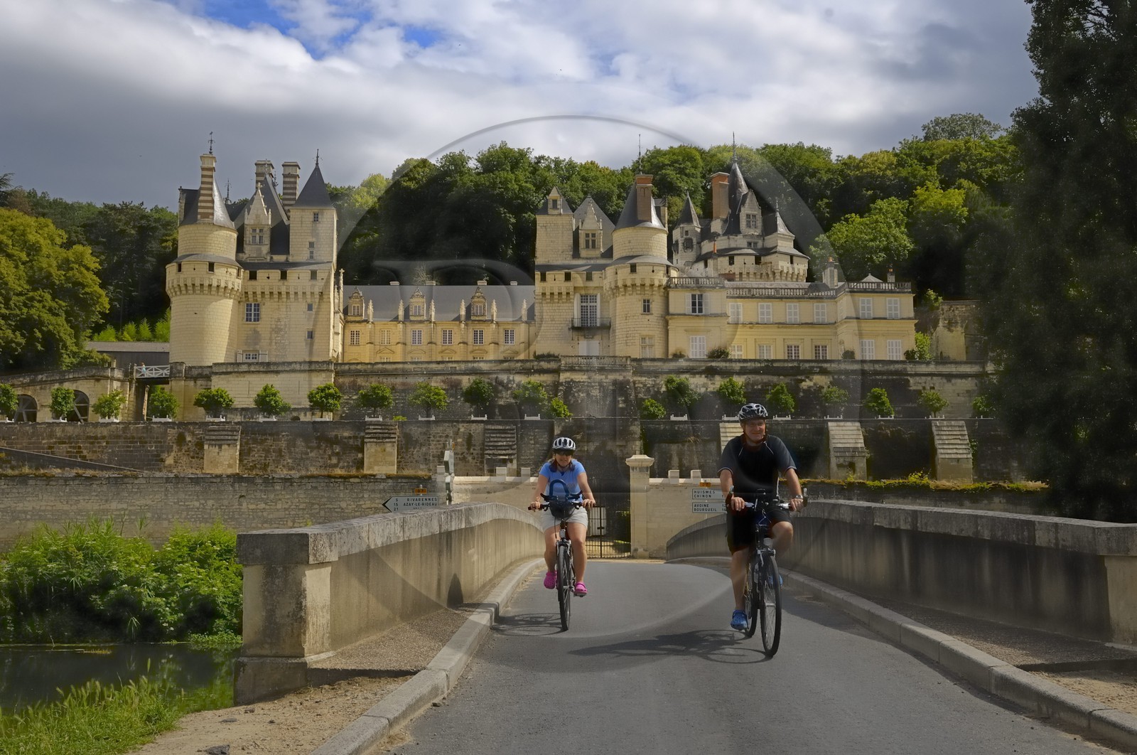 France, Indre et Loire (37), Vallée de la Loire classée Patrimoine Mondial de l' UNESCO, Rigny-Ussé, château d'Ussé et cyclistes