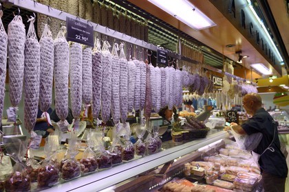 France, Rhône (69), Lyon, cours Lafayette, les Halles Paul Bocuse, le traiteur Cellerier, charcuterie, rosette de Lyon
