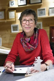 France, Bas-Rhin (67), Bischwiller, l'imagière Michèle Wagner a relancé le canivet ou l'art du papier découpé pour styliser notamment les décorations de Noel