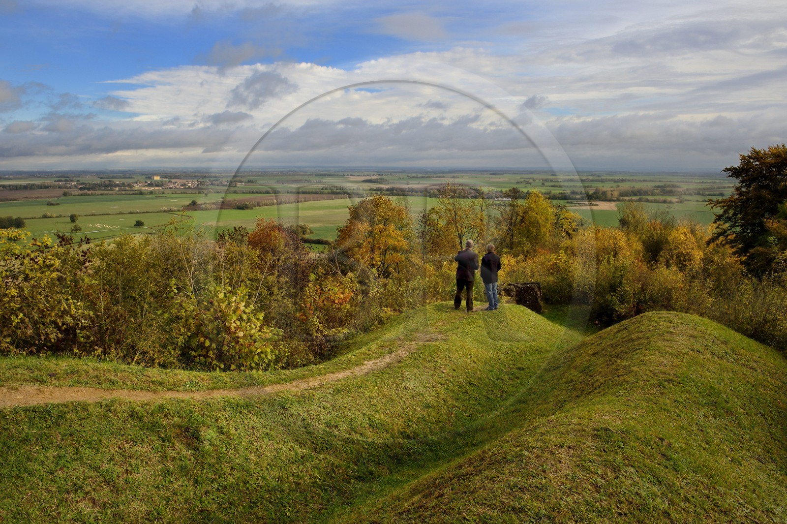 France, Meuse (55), Parc régional de Lorraine, Cotes de Meuse, Les Éparges, traces des combats d’une des luttes les plus meurtrières de la Première Guerre mondiale, tranchée et vue sur la plaine de la Woëvre
