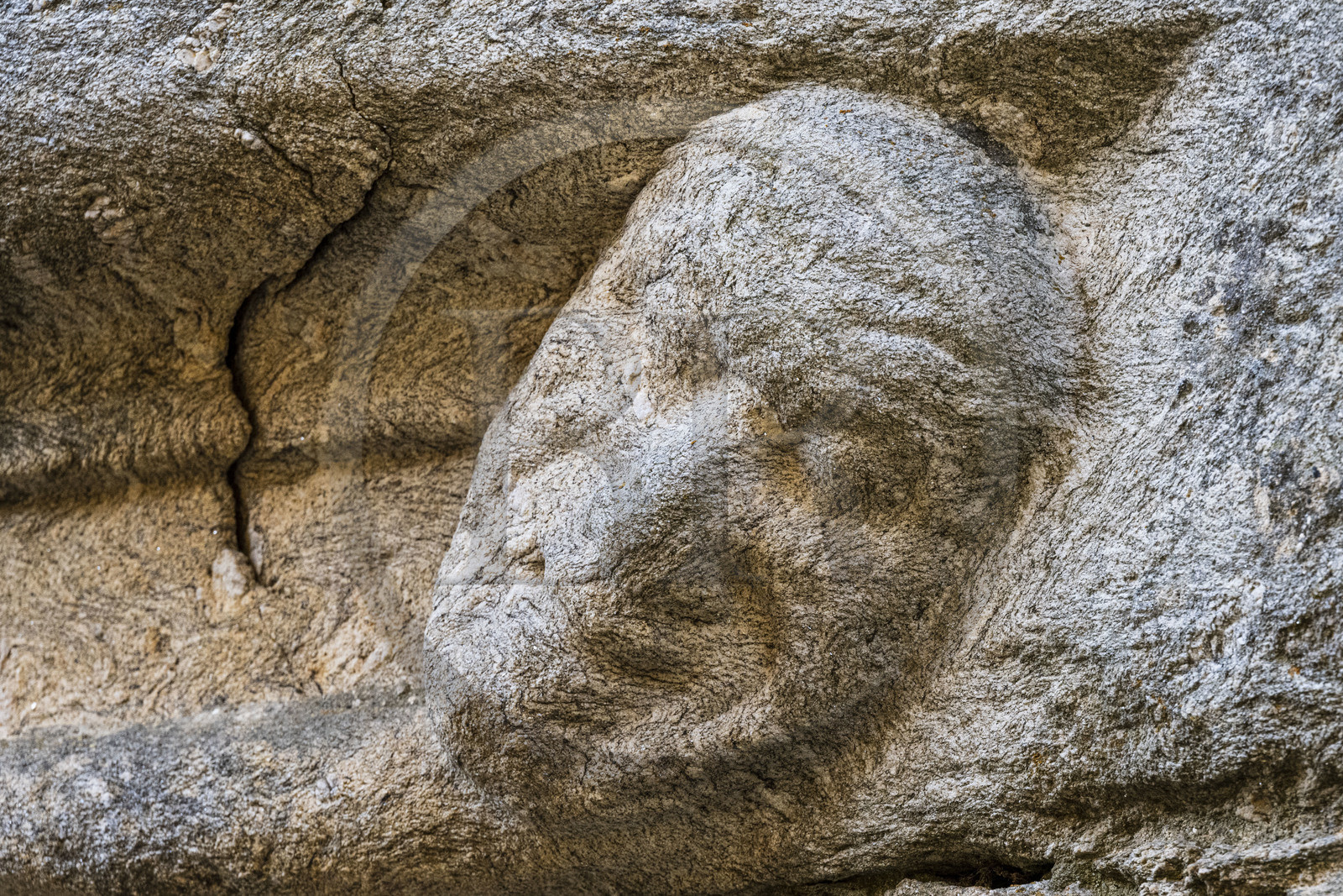 France, Haute-Loire (43), Pradelles, labellisé Les Plus Beaux Villages de France, village sur le chemin de Stevenson (GR 70), masque sculpté évoquant la douleur sur le linteau de la façade d'une maison Renaissance dans la rue de la Congrégation