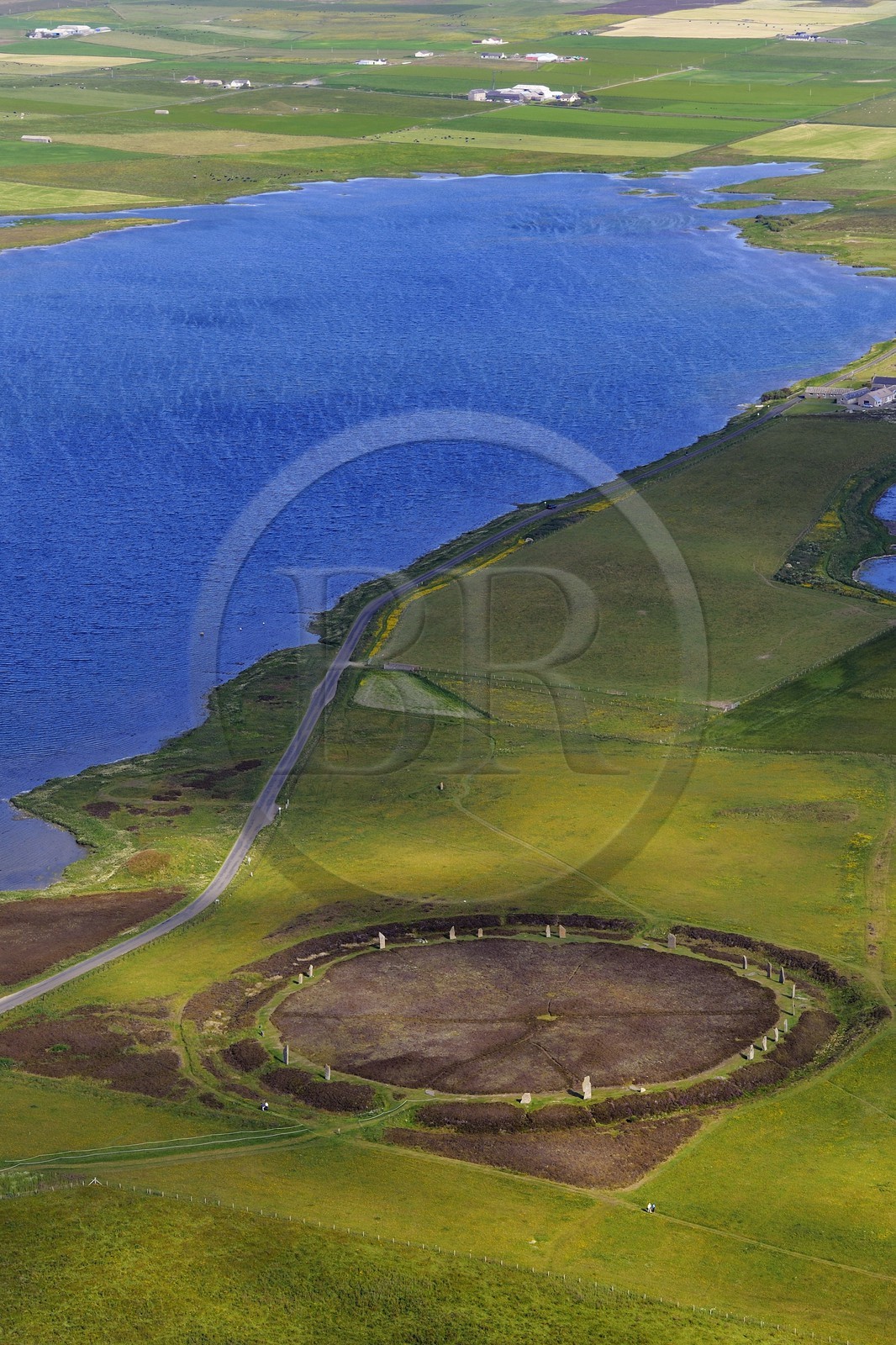 Royaume-Uni, Ecosse, Iles Orcades, Ile de Mainland, au bord du Loch of Stenness, cercle de pierres levées du Ring of Brodgar, classées Patrimoine Mondial de l' UNESCO (vue aérienne)