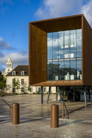 France, Côte-d'Or (21), Dijon, zone classée Patrimoine Mondial de l'UNESCO, Cité Internationale de la Gastronomie et du Vin par l'architecte Anthony Béchu, le canon de lumière qui abrite l'école Ferrandi, la Grande Chapelle de l'ancien hopital general en arrière plan