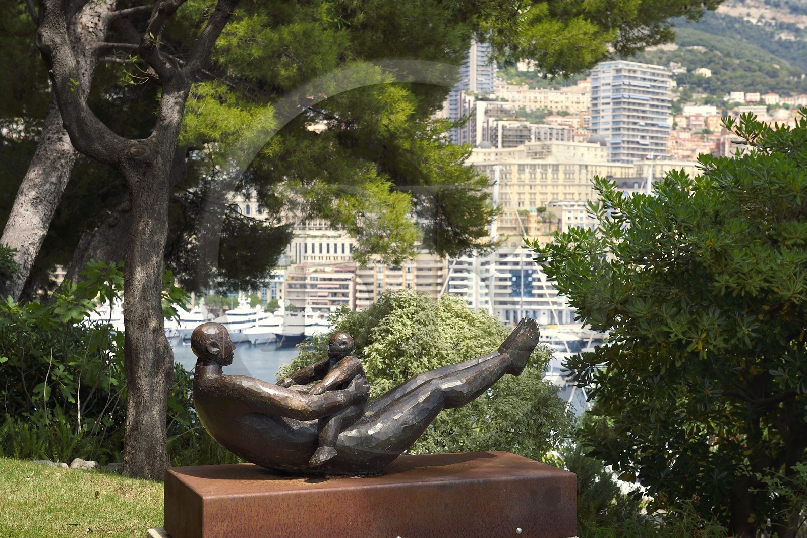 Principauté de Monaco, Monaco, les Jardins Saint Martin, sculpture L'homme et l'enfant par Axel Cassel