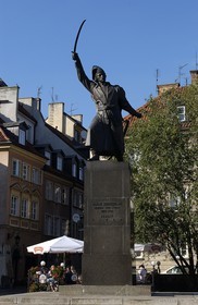Pologne, Varsovie, la vieille ville, statue d'un heros le long de l'ancienne muraille