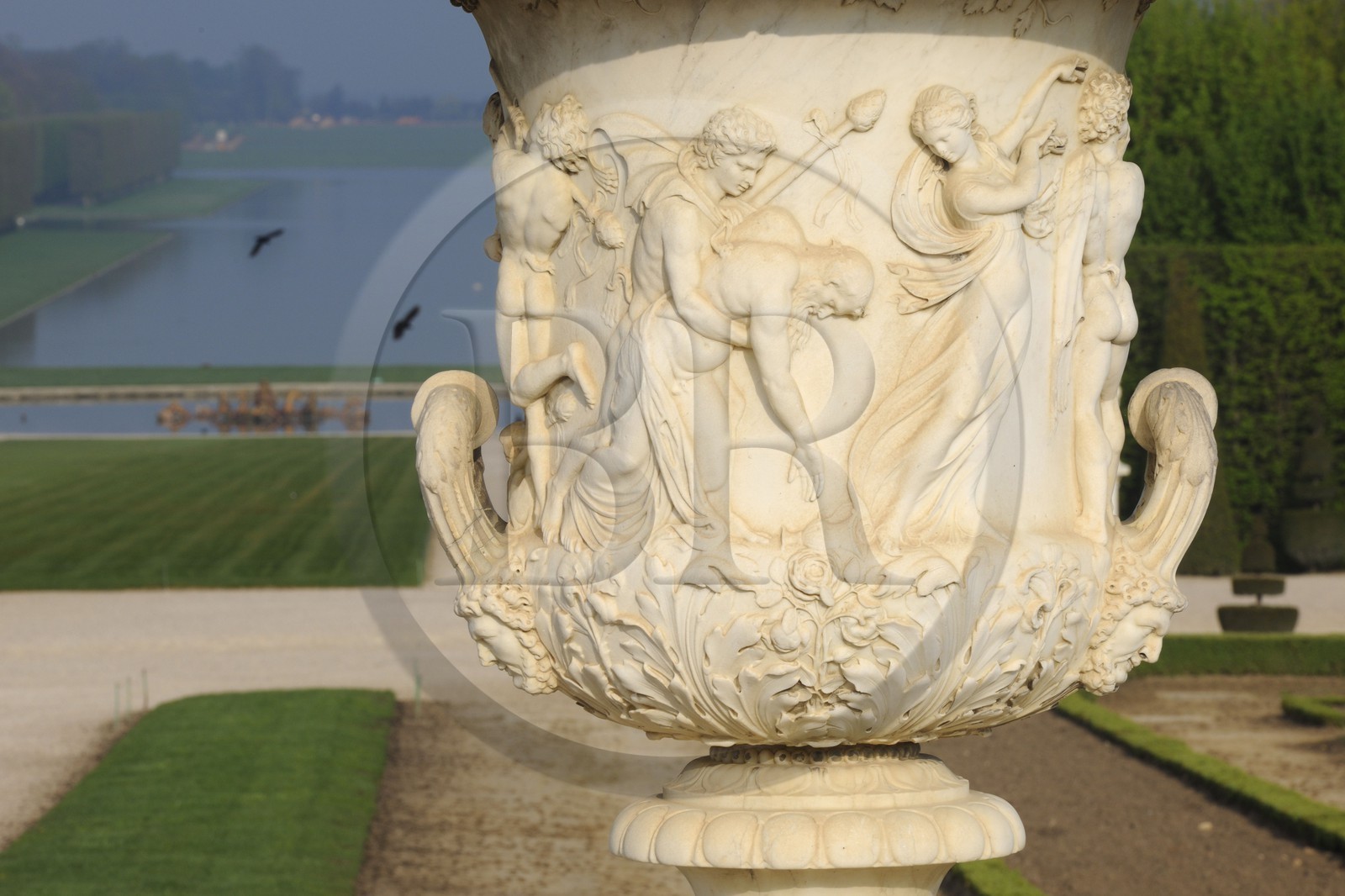 France, Yvelines (78), parc du château de Versailles, classé Patrimoine Mondial de l'UNESCO, vase Medicis du parc