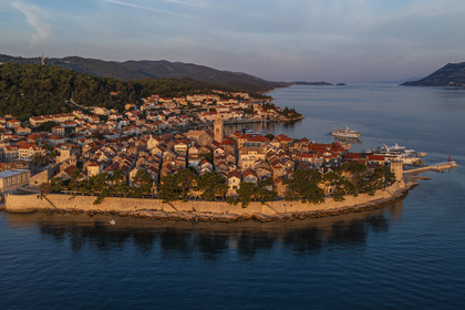 Croatie, Dalmatie, cote dalmate, Ile de Korcula, ville de Korcula (vue aérienne)