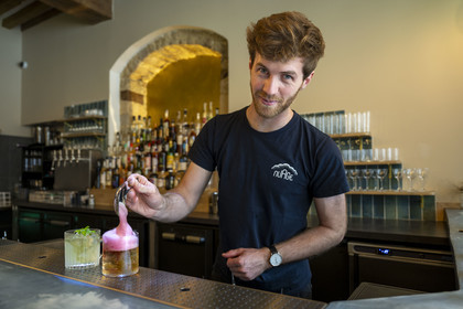 France, Côte-d'Or (21), Dijon, zone classée Patrimoine Mondial de l'UNESCO, le barman roi du cocktail Colin Lach dans son Bar Nuage place Bossuet