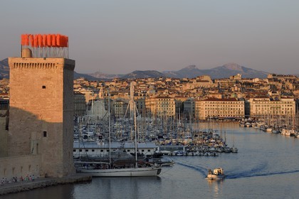 France, Bouches-du-Rhône (13), Marseille, Le Vieux Port et le Fort Saint Jean au premier plan