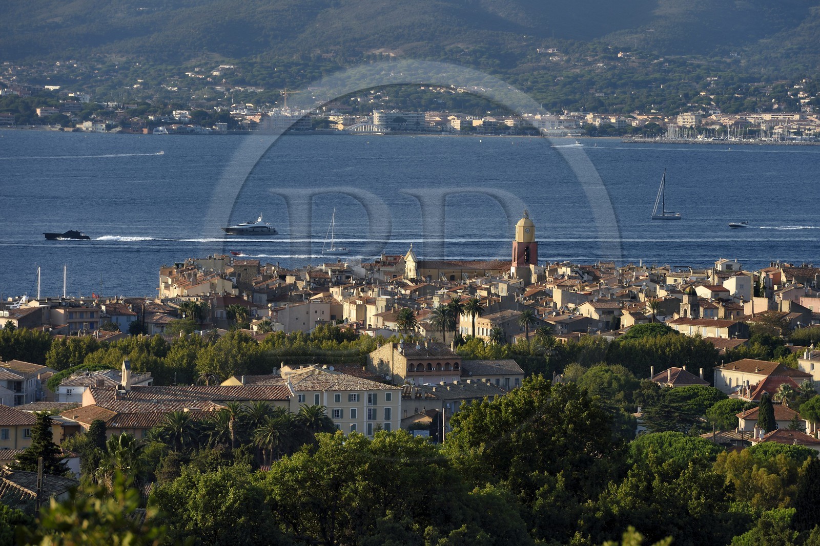 France, Var (83), Saint-Tropez,  église paroissiale Notre-Dame de l'Assomption depuis la chapelle sainte-Anne, en arrière-plan Sainte-Maxime