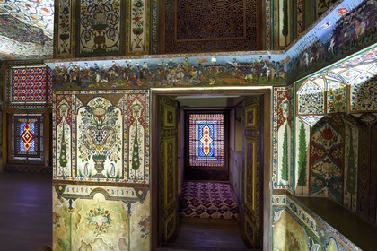 Azerbaïdjan, Sheki (Shaki), Palais des Khans de Shaki construit en 1797 par Muhammed Hasan Khan, chambre du Khan, fresque représentant des scènes de batailles
