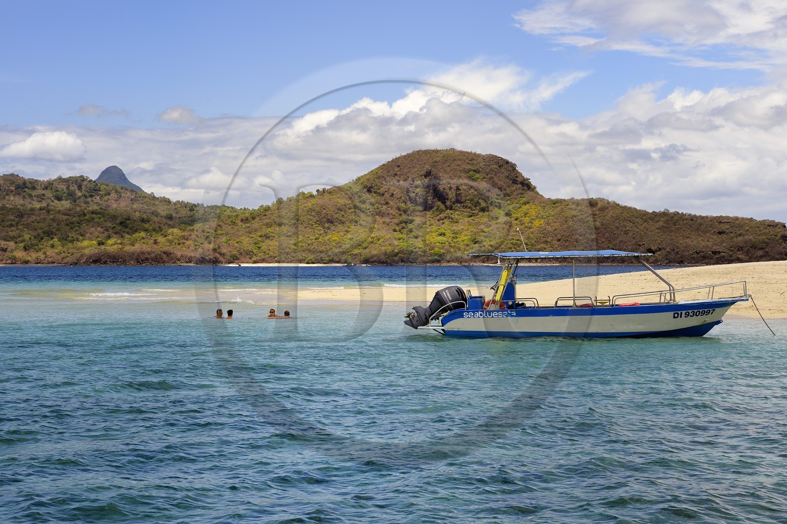 France, Ile de Mayotte, Grande-Terre, M'Tsamoudou, ilot de sable blanc sur le récif de corail dans la lagune face à la pointe Saziley