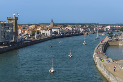 France, Vendée (85), Les-Sables-d'Olonne, bateaux dans le chenal d'accès aux ports, le quartier de La Chaume sur la gauche avec la Tour d'Arundel du XIVème siècle, ancien donjon reconverti en phare et musée de la mer (vue aérienne)