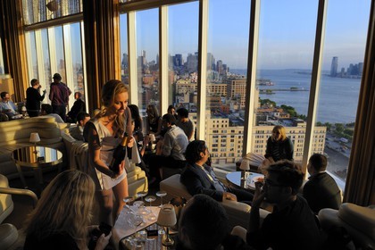 Etats-Unis, New York, Manhattan, Meatpacking district, champagne au bar du Standart Hotel qui surplombe la High Line, vue sur Downtown, Hudson river et New Jersey