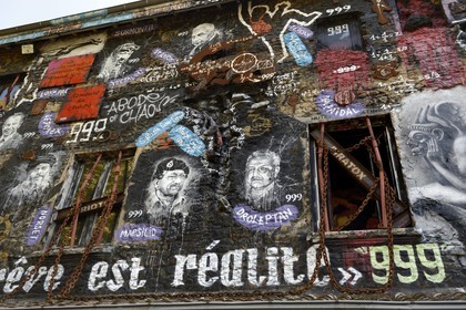 France, Rhône (69), Saint-Romain-au-Mont-d'Or, la Demeure du Chaos, l'œuvre d'art est basé sur la transformation sans fin de la maison du XVIIème siècle de l'artiste plasticien Thierry Ehrmann en une réplique de zone de guerre à l'image du monde présent