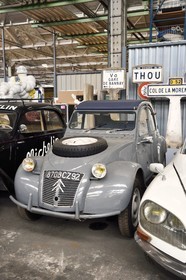 France, Puy-de-Dôme (63), Clermont-Ferrand, réserves du patrimoine historique dans l'usine Michelin de Cataroux, 2 CV Citroen 4x4 possédant un moteur à l'avant et un deuxième à l'arrière utilisé prinvipalement sur les champs pétroliers en Algérie