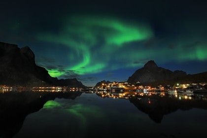 Norvège, Nordland, Iles Lofoten, ile de Moskenesoy, aurore boréale au dessus du village de pêcheurs de Reine