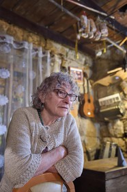 France, Corse-du-Sud (2A), Sartène, Hélene Bourgeois au commandes de l'auberge l'Oasis du Lion depuis 1976 et ardente combattante pour la sauvegarde des tours de Roccapina