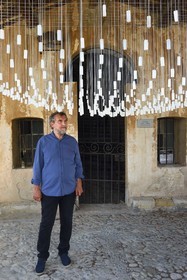 France, Alpes-Maritimes (06), Saint Paul de Vence, Olivier Kaeppelin Président de la Biennale Internationale de Saint-Paul de Vence, Le Reve des Neiges Eternelles (2021) oeuvre de Stephane Guiran