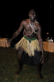 Tanzanie, Dar es-Salaam hôtel Mövenpick, spectacle de danses traditionnelles dans les jardins