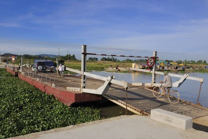 Vietnam, province de Ninh Binh, pont flottant