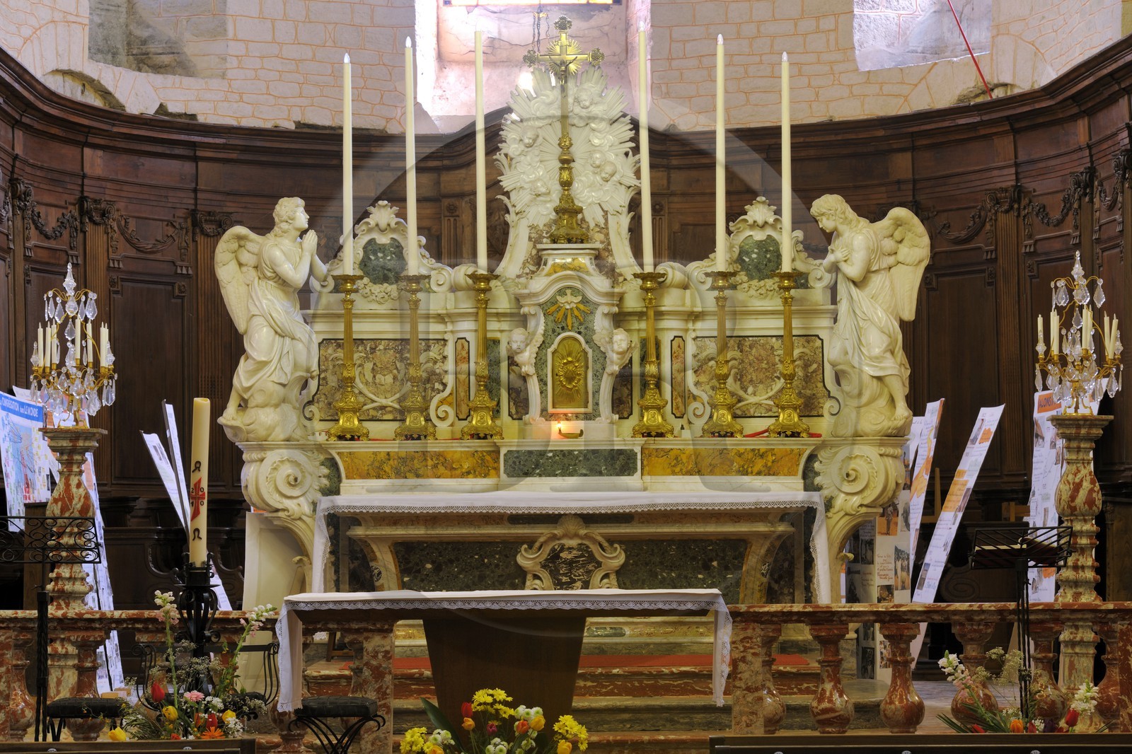 France, Aude (11), village de Caunes-Minervois, abbaye  bénédictine fondée en 780, maître-autel baroque