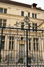France, Aisne (02), Château-Thierry, Musée Jean de La Fontaine - Ville de Chateau-Thierry dans la maison natale du poète, la facade Renaissance et le perron sur le côté cour